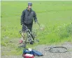  ??  ?? Fixing a flat tire during a bike trip in the Lower St. Lawrence region.