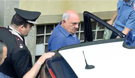  ??  ?? Il blitz Antonino Porcino, 67 anni, mentre viene prelevato dai carabinier­i l’11 giugno 2018 in via della Rocca, dove abitava