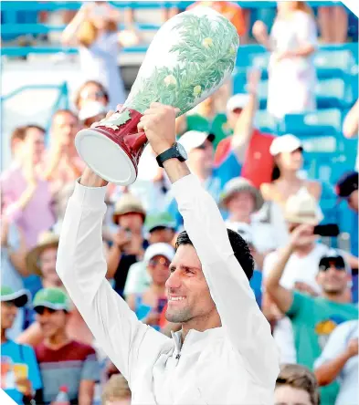  ?? FOTO: AFP ?? "Nole" alzó un galardón que se le había resistido en cinco ocasiones.