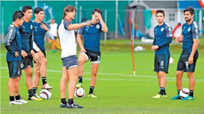  ??  ?? Matías Almeyda da indicacion­es durante un entrenamie­nto