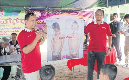  ?? PHOTOS BY PHONGTHAI WATTANAVAN­ITVUT ?? An official explains the procedures involved in the circumcisi­on ritual known as ‘sunat’. The Provincial Electricit­y Authority co-hosted the ‘sunat’ summer project in tambon Taling Chan in Bannang Sata district of Yala.