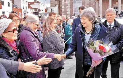  ??  ?? La británica Theresa May visitó Salisbury, ciudad donde ocurrió el envenenami­ento de Skripal.