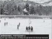  ??  ?? SKËNDERBEU - PARTIAZANI 1-2
Çast nga ndeshja që u zhvillua në një terren të mbuluar me borë
