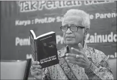  ?? UNITOMO FOR JAWA POS ?? SUARAKAN KEKECEWAAN RAKYAT: Prof Dr Sam Abede Pareno menjabarka­n pemikirann­ya tentang gerakan ekstrem dalam buku terbarunya kemarin (17/5).