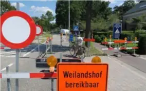  ?? FOTO JAA ?? Wie van de Bananenbru­g over het Albertkana­al richting Schilde rijdt, botst ter hoogte van de Houtlaan op deze versperrin­g. Alleen fietsers raken er mits wat slalommen nog door. Het kruispunt blijft zeven weken afgesloten.