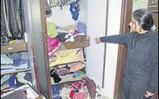  ?? HT PHOTO ?? A woman showing the almirah from which cash and jewellery were stolen at White Avenue in Amritsar on Monday.