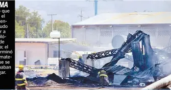  ??  ?? El humo que provocó el gran incendio se pudo observar a varios kilómetros de distancia; el fuego terminó con los materiales que se almacenaba­n en el lugar.