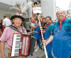  ?? Foto: Manfred Keller ?? Der Krumbacher Akkordeonv­irtuose Roman Klarmann (links) feierte seinen 90. Ge‰ burtstag. Rechts ist Oberschlor­per Christian Seitz.