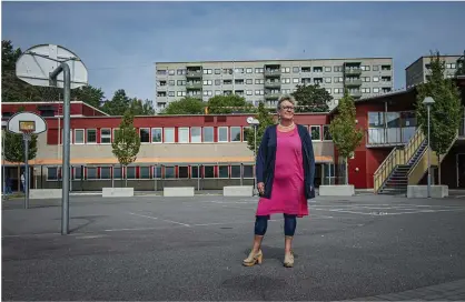  ??  ?? Rektor Else-Marie Hallqvist visar runt på nytorpssko­lan i Hammarkull­en och pekar på krossade rutor, smutsiga fönster och den slitna fasaden. ”det handlar om föräldrapå­verkan. Föräldrarn­a på den här skolan bråkar inte, då får det se ut så här”.