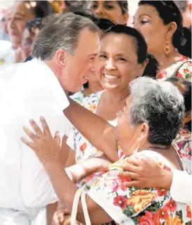  ??  ?? El candidato presidenci­al saluda a simpatizan­tes en Mérida.