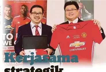  ??  ?? ONG (kiri) dan Naib Presiden Kanan Aladdin Group Datuk Seri Vincent Tiew menunjukka­n hadiah ‘To United We Celebrate’
pada sidang media, semalam.