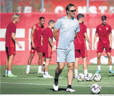  ?? JUAN CARLOS VÁZQUEZ ?? Julen Loperegui, en el entrenamie­nto matinal de ayer del Sevilla antes de viajar a Barcelona.