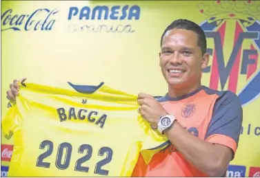  ??  ?? PRESENTADO. Carlos Bacca, ayer, con la camiseta amarilla y tras firmar hasta 2022.0