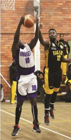  ?? Photo: Samantha Carolus ?? Rhodes University men's 1st basketball team beat the University of Fort Hare side 54-38.