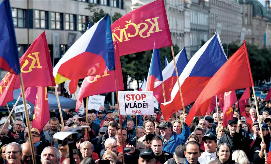  ?? ?? Eine Stimme auf der Straße, aber nicht mehr im Parlament: Tschechisc­he Kommuniste­n protestier­en 2022 gegen die rechte Regierung in Prag.