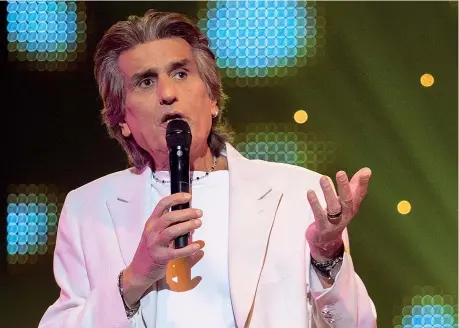  ??  ?? Sul palco Toto Cutugno, 75 anni, durante un concerto a Kiev, capitale dell’ucraina. Figlio di un sottuffici­ale di Marina originario di Barcellona Pozzo di Gotto (Messina), è nato a Fosdinovo (Massa Carrara) ed è cresciuto a La Spezia, dove ha iniziato a cantare e suonare. Ha venduto oltre 100 milioni di dischi