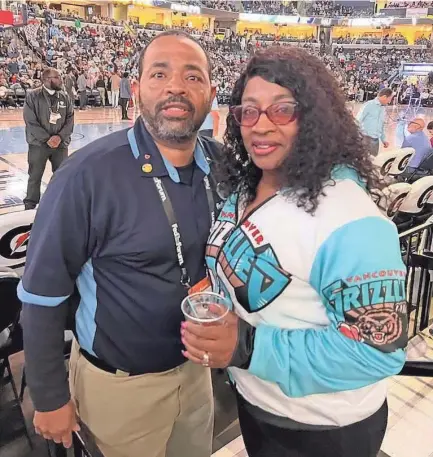  ?? COURTESY OF LAVELT HILL ?? Fedexforum usher Lavelt Hill and his sister, Cassandra Mayes, pictured at the Memphis Grizzlies game against the Celtics on Nov. 7. Mayes gave one of her kidneys to Hill last May.