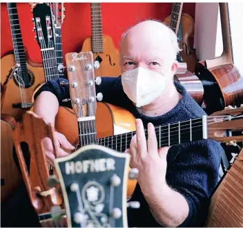  ?? FOTO: ROLAND KEUSCH ?? Kai Heumann ist viel im Studio und inmitten von Gitarren fühlt er sich wohl. Der Musiker nutzt die Zeit des Lockdowns für ein neues Album, die anderen Künstler streamen ihren Part.