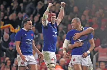  ??  ?? Arthur Vincent, Bernard Le Roux y Gael Fickou celebran el primer triunfo de Francia en Gales desde 2010.