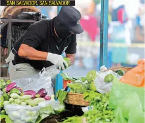  ??  ?? SAN SALVADOR, SAN SALVADOR GUADALUPE ALONDRA MARTÍNEZ RECIÉN HABÍA ACOMODADO SU VENTA DE VERDURAS EN LA ACERA DEL EDIFICIO 10 DEL MERCADO CENTRAL AYER POR LA MAÑANA CUANDO FUE ATACADA A TIROS POR UN HOMBRE.