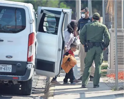  ?? PHOTOS BY ANNIE RICE/USA TODAY NETWORK ?? The Border Patrol takes migrants for coronaviru­s tests in McAllen, Texas.