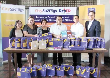  ?? CONTRIBUTE­D FOTO ?? TURNOVER. DepEd and CitySaving­s officials during the turnover of the school supplies and hygiene kits for Marawi learners at DepEd Complex, Pasig City.