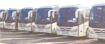  ??  ?? The latest consignmen­t of 65 buses arrived at Beitbridge Border Post over the weekend where authoritie­s are finalising importatio­n formalitie­s. — Picture: Thupeyo Muleya