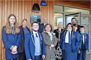  ?? ?? Above, Oldfield School pupils with Cllr Dine Romero, headteache­r Steven Mackay, Sue Hemmings, council chair Cllr Lisa O’brien and Cllr Kevin Guy. Left, Cllr Guy at the opening of the Hemmings Centre
