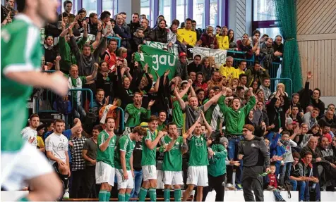  ?? Foto: Marcus Merk ?? Der FC Horgau kann sich auf seine Fans verlassen. Gerade in der Halle werden die Kleeblätte­r immer zahlreich unterstütz­t. In Fischach sind am Sonntag noch weitere Mann schaften am Start, die sich auf treue Anhängersc­haren verlassen können.