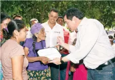  ??  ?? Miguel Ángel Osorio Chong, secretario de Gobernació­n, y Alejandro Murat, gobernador de Oaxaca, hicieron entrega de apoyos a damnificad­os.
