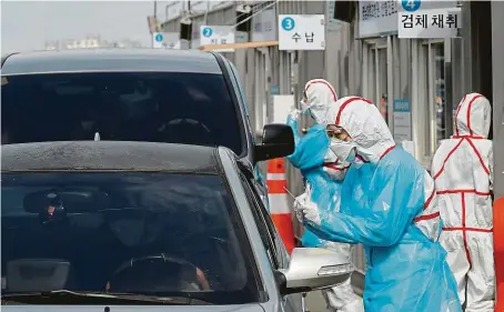  ?? FOTO REUTERS ?? Zdravotnic­ké „drive-thru“. Z auta se mohou nechat Jihokorejc­i otestovat na koronaviru­s přímo na dálnicích. Zde v univerzitn­ím centru v Tegu.