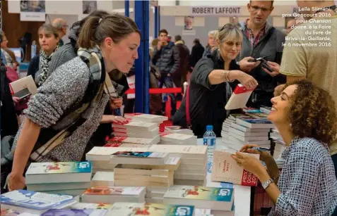  ??  ?? Leïla Slimani, prix Goncourt 2016 pour Chanson douce, à la Foire du livre de Brive-la-Gaillarde, le 6 novembre 2016