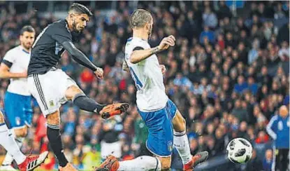  ?? (AP) ?? Pum y adentro. Banega saca el remate que terminará en el 1-0 de Argentina en Mánchester.