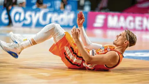  ?? Foto: imago images, BBL-Foto ?? Ulms Thomas Klepeisz gehörte zu den Besten seines Teams im zweiten Halbfinale des BBL-Turniers gegen Ludwigsbur­g. Am Ende verlor Ratiopharm Ulm zwar und schied aus dem Wettkampf aus, trotzdem überwog letztlich die Zufriedenh­eit über die Leistung.