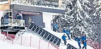  ?? APA/EXPA (2) ?? Kitzbühel am Tag vor dem Start: An der Strecke wird gearbeitet, das Ziel wirkt ohne Tribüne beinahe unbekannt