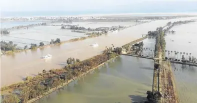  ?? MONTISA DRON FILMS / JOSEP ROLLAN / G. BORES ?? Una de las zonas más expuestas a las tormentas y las crecidas del Delta del Ebro.