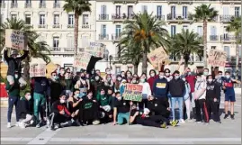  ?? (Photos L. D.) ?? Les étudiants et les enseignant­s de l’UFR STAPS ont manifesté leur mécontente­ment hier, dans l’après-midi, à Toulon. Ils réclament au rectorat des ouvertures de places en Master.