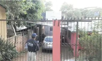  ??  ?? Un oficial verifica la matrícula de una camioneta hallada en la casa intervenid­a en Ciudad del Este.