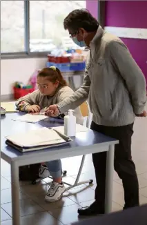  ?? (Photo Philippe Arnassan) ?? Dominique Cozette, retraité, prend plaisir à aider Olivera dans ses devoirs.