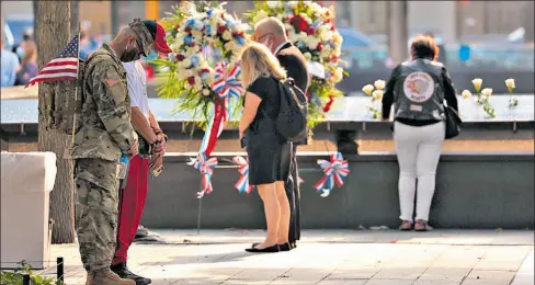  ?? Michael M. Santiago/efe ?? •
Cientos de personas rindieron honor a los que falleciero­n en los atentados a las Torres Gemelas, en Nueva York.