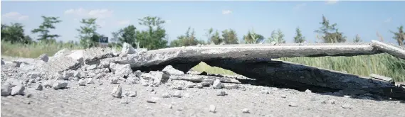  ?? DAX MELMER ?? A portion of Highway 3 near Ellis Side Road buckled because of soaring heat is shown Sunday.