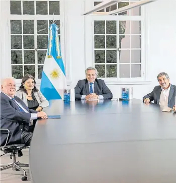  ??  ?? El presidente Alberto Fernández, el ministro de salud Ginés González García y científico­s.