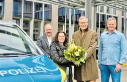  ?? Foto: Wolfgang Wotke ?? Ein großer Blumenstra­uß für die aufmerksam­e Zeugin (von links): Helge Storck, Tanja K., Landrat Sven-georg Adenauer und Manfred Groß.