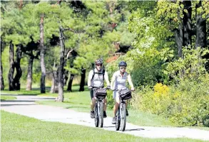  ?? MIKE DIBATTISTA/POSTMEDIA NETWORK ?? The fall season in Niagara from September through to November should be a good one for hiking, biking and getting outdoors, says a meteorolog­ist with The Weather Network.