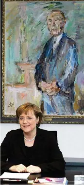  ??  ?? Angela Merkel (Bundeskanz­lerin seit 2005) in ihrem Arbeits zimmer vor Oskar Kokoschkas Porträt von Konrad Adenauer (Bundeskanz­ler 1949 bis 1963).