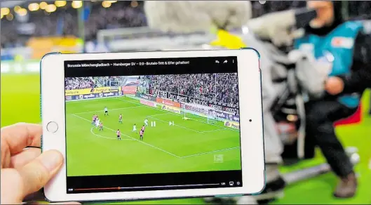  ?? DPA-BILD: HEIMKEN ?? Der Screenshot eines Fußball-Bundesliga­spiels auf dem Monitor eines iPad