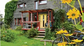  ?? Foto: Patrick Pleul, tmn ?? Die Gebäudehül­le spielt eine wichtige Rolle bei der Klimabilan­z eines Hauses – die Fassade kann man ökologisch etwa mit Holz dämmen.
