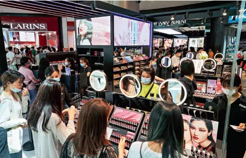 ??  ?? Mayo de 2021. Turistas en el centro comercial CDF Mall en Sanya, provincia de Hainan.