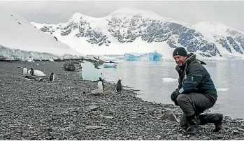  ?? PHOTOS: STEVE TRAYNOR ?? Steve Traynor with gentoo penguins on a voyage to the Antarctic Peninsula.
