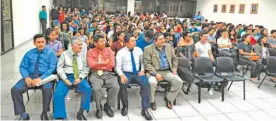  ??  ?? Docentes y decano de Economía y Ciencias Sociales, Lic. Fernando Rodríguez Salazar, presencian­do una de las conferenci­as del II Congreso de Contaduría Pública.